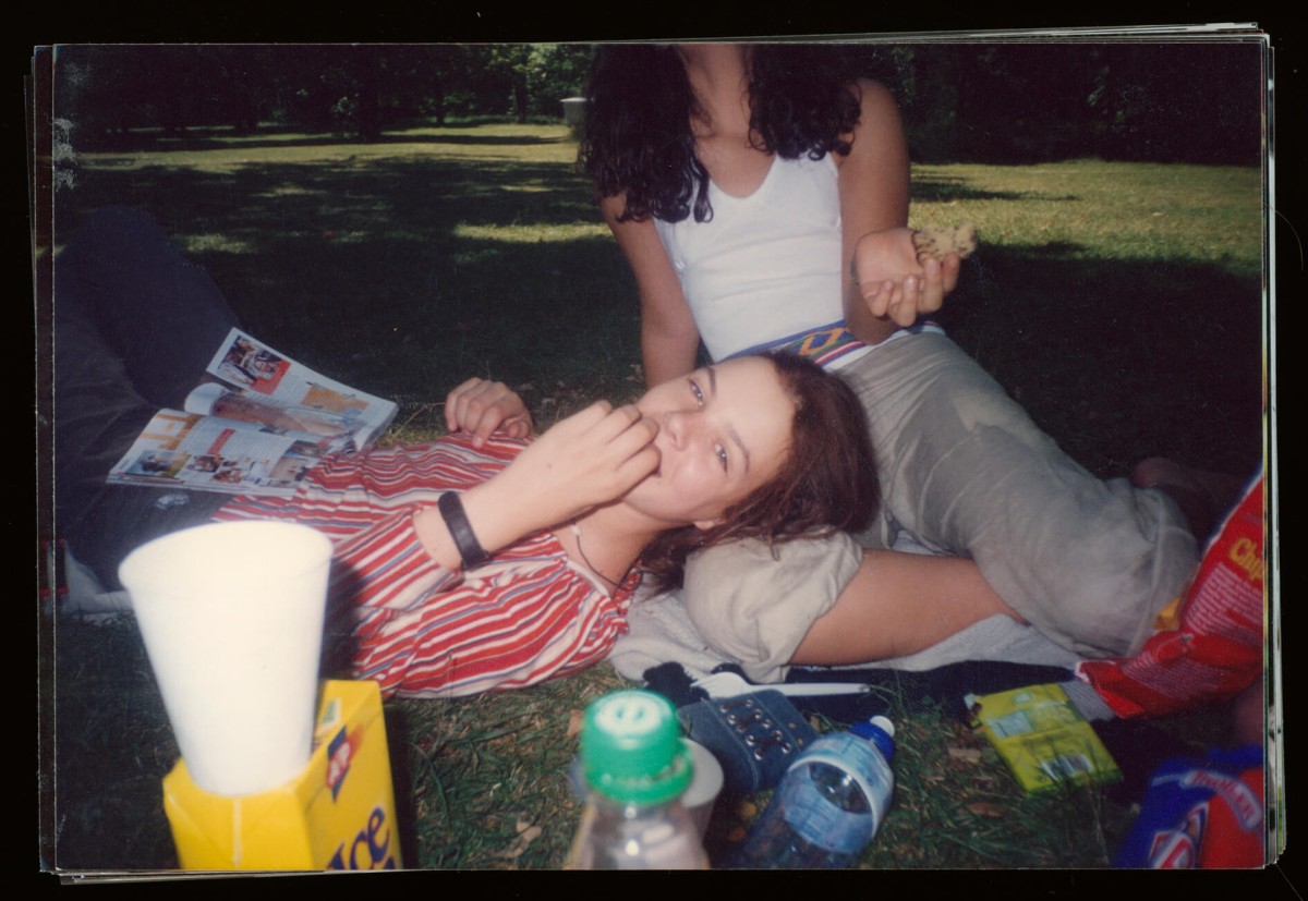 laura-und-neda-au-hirschgarten-2001_hd